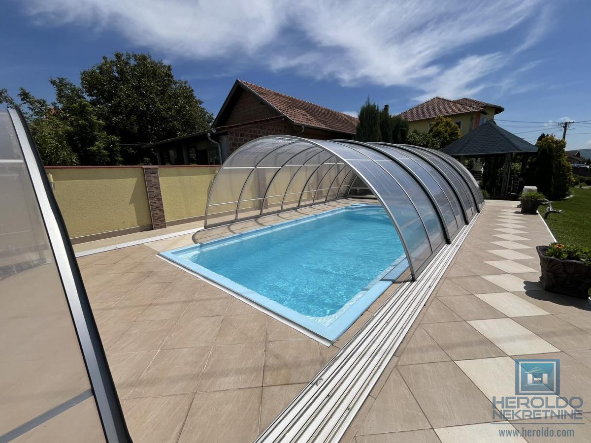 Luksuzna vila sa bazenom i prelepim placem 12