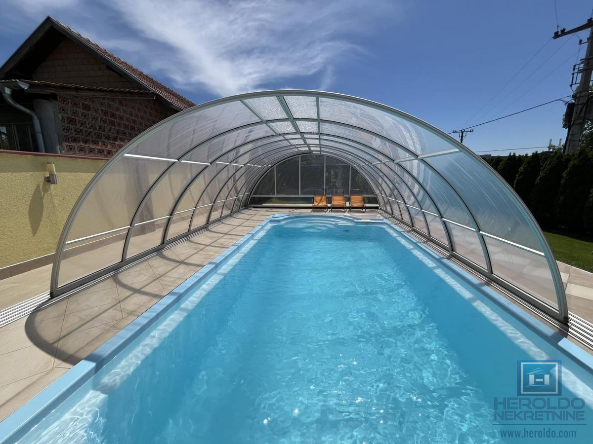 Luksuzna vila sa bazenom i prelepim placem 13