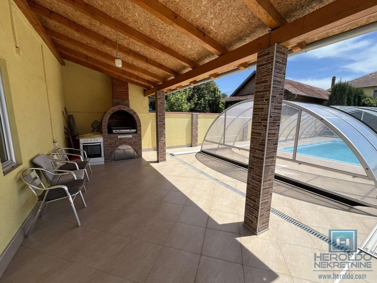 Luksuzna vila sa bazenom i prelepim placem 14