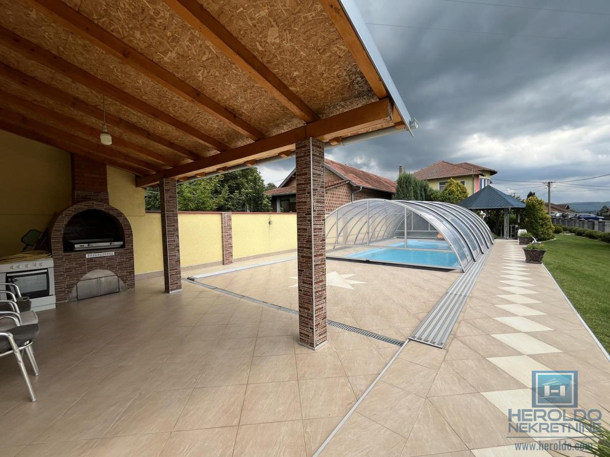 Luksuzna vila sa bazenom i prelepim placem 15