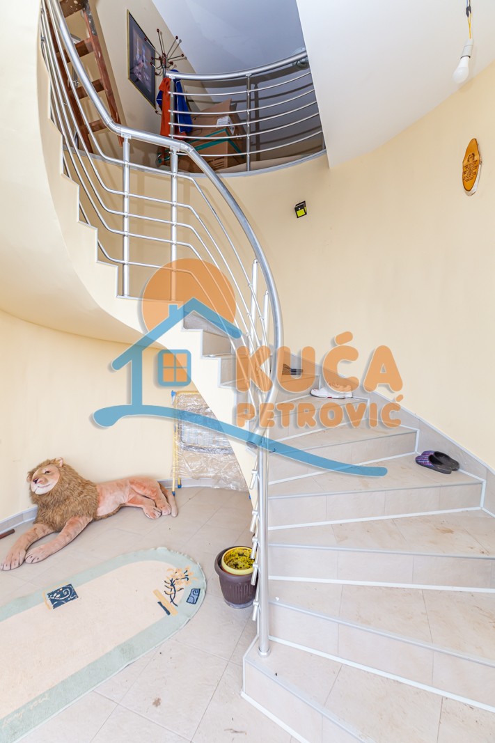 četvorosobna kuća, 200 m2, Malošište, Malošište ID: i-011628 17