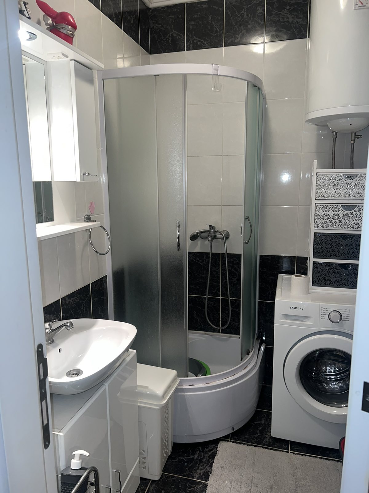 Izdajem stan Zemun Altina 4