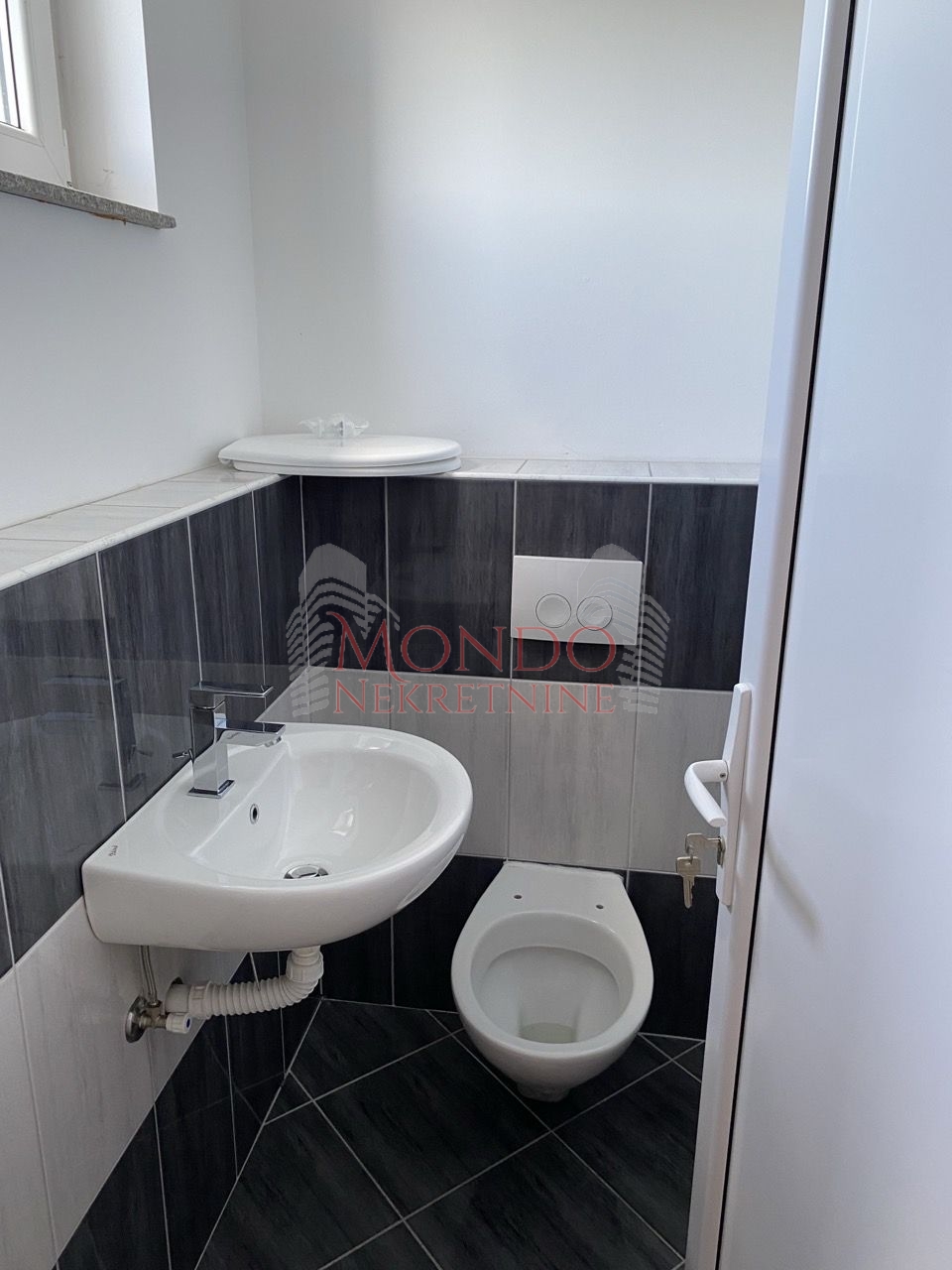 Izaje se hala sa kancelarijama na glavnom putu Leskovac-Vlasotince 19