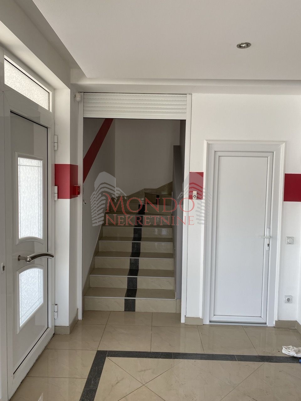 Izaje se hala sa kancelarijama na glavnom putu Leskovac-Vlasotince 10