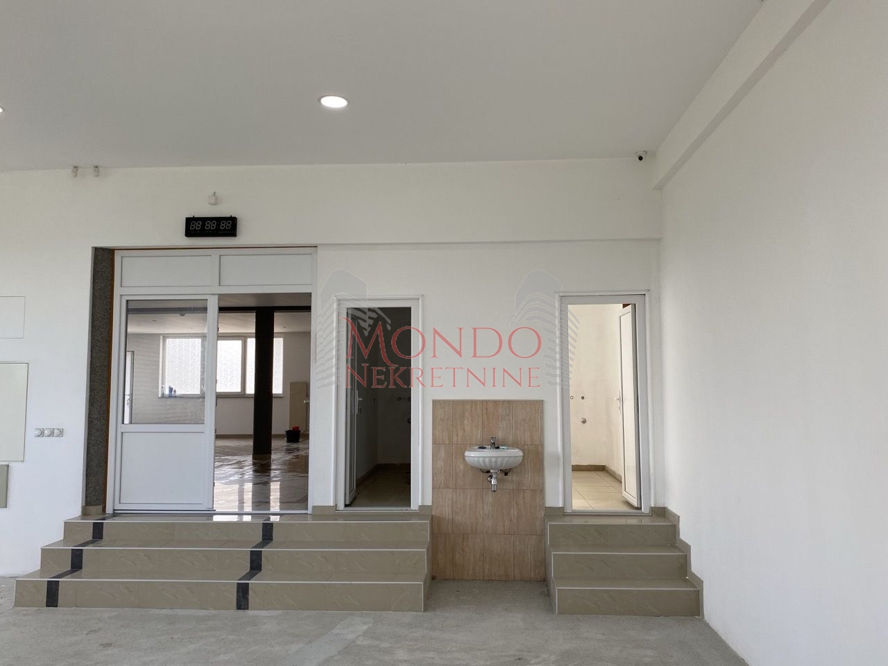 Izaje se hala sa kancelarijama na glavnom putu Leskovac-Vlasotince 9