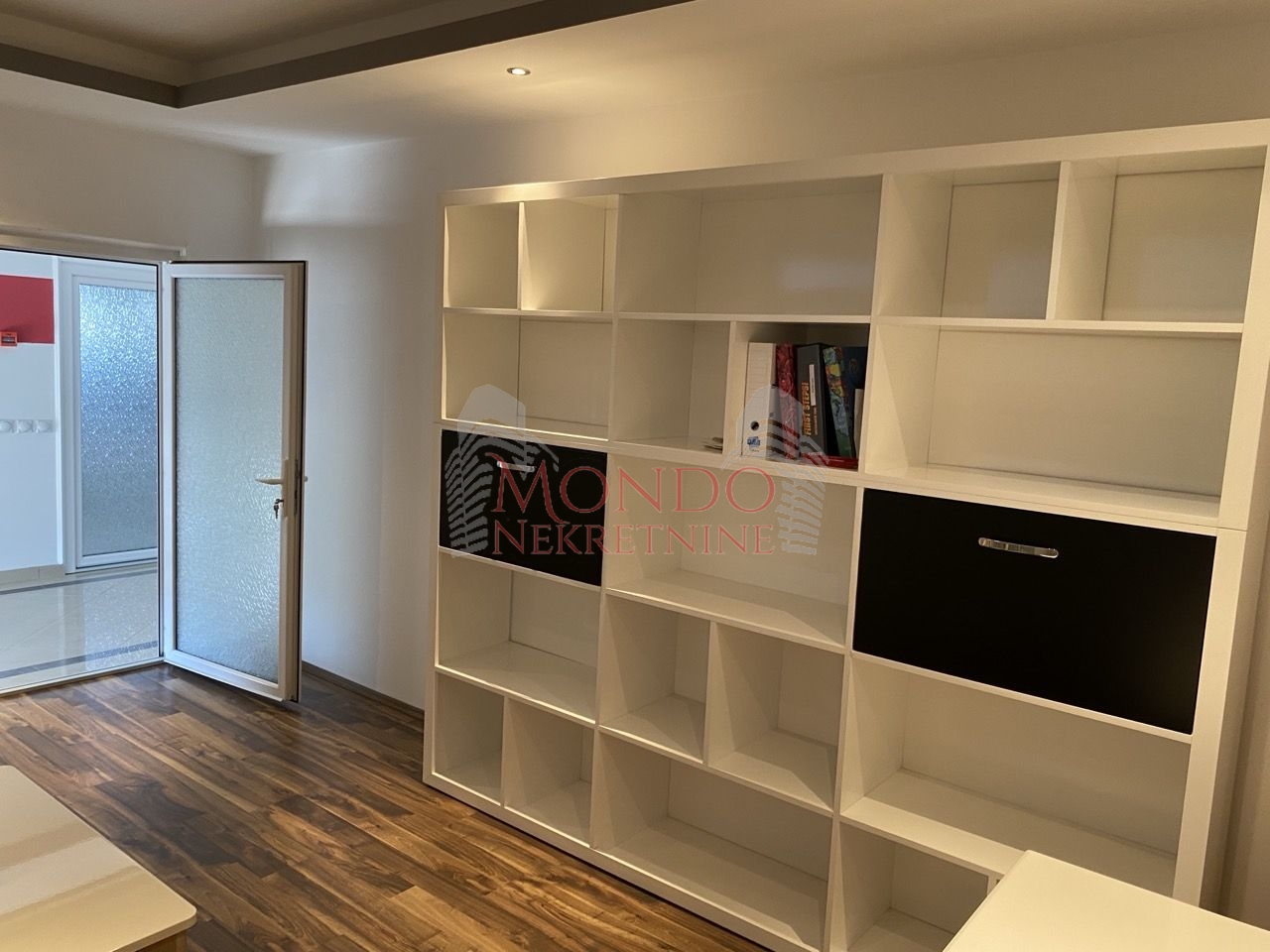 Izaje se hala sa kancelarijama na glavnom putu Leskovac-Vlasotince 13