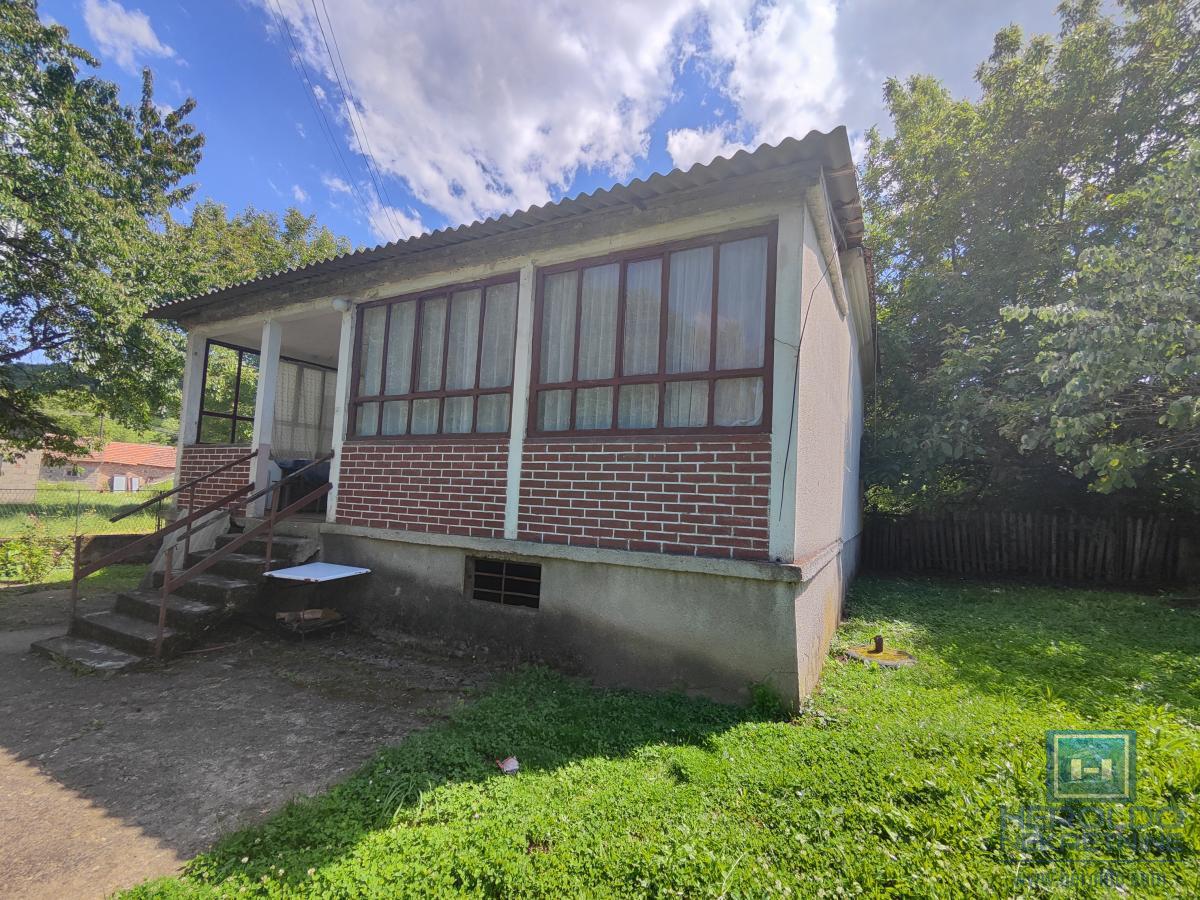 Prelepa parcela od 70 ari sa objektom u selu Lovci 2