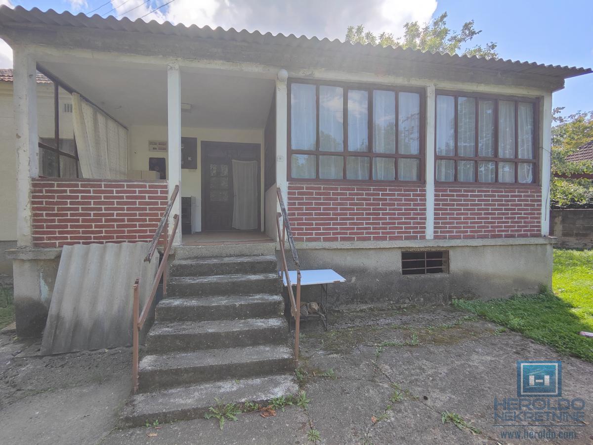 Prelepa parcela od 70 ari sa objektom u selu Lovci 3