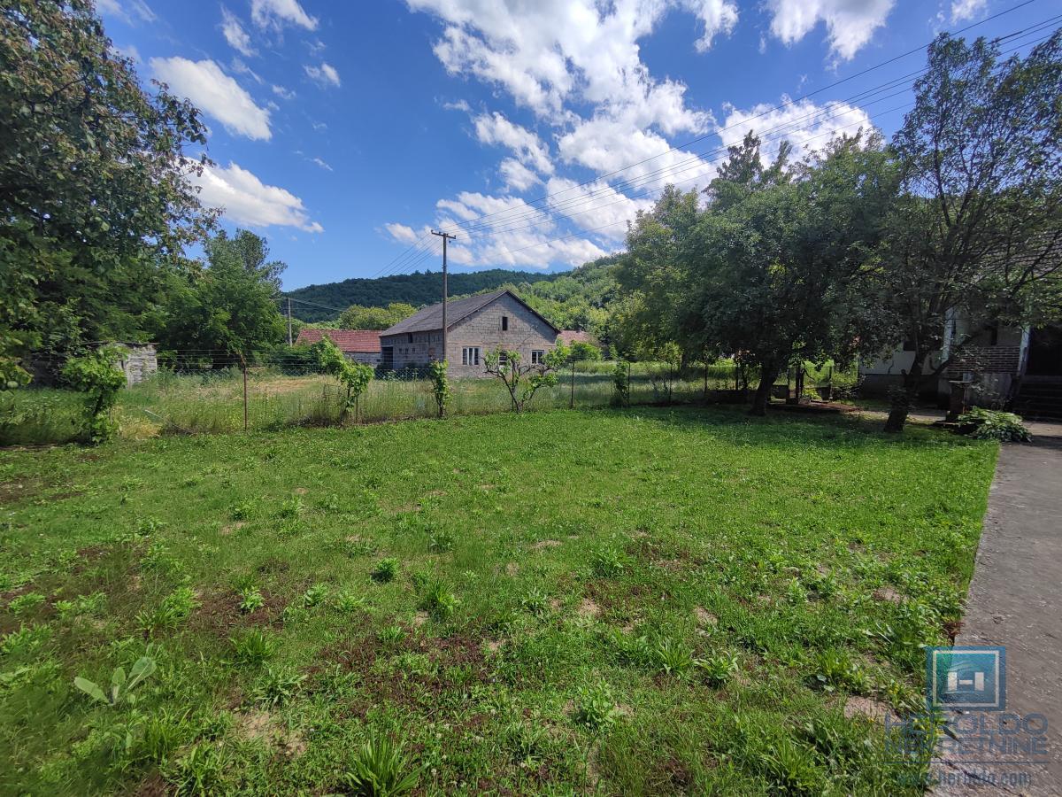 Prelepa parcela od 70 ari sa objektom u selu Lovci 4
