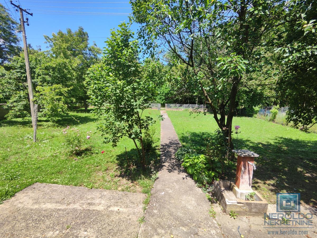 Prelepa parcela od 70 ari sa objektom u selu Lovci 7