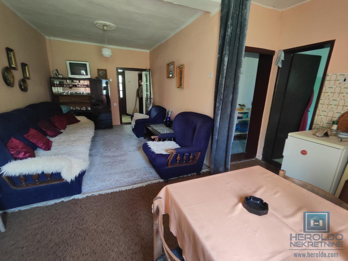 Prelepa parcela od 70 ari sa objektom u selu Lovci 8