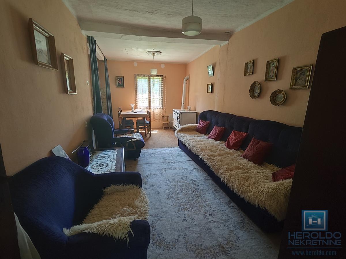 Prelepa parcela od 70 ari sa objektom u selu Lovci 9