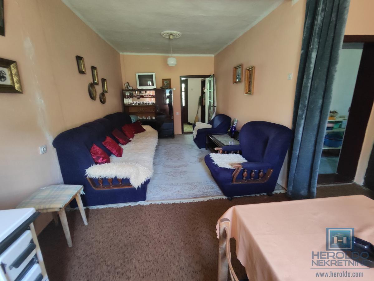 Prelepa parcela od 70 ari sa objektom u selu Lovci 10