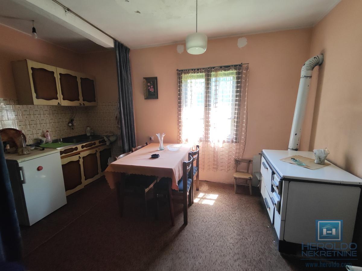 Prelepa parcela od 70 ari sa objektom u selu Lovci 11