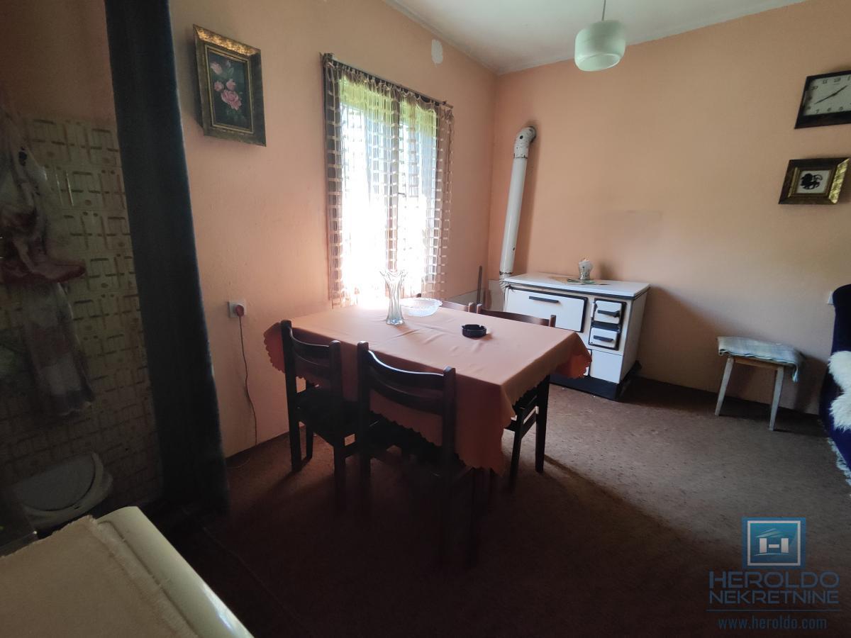 Prelepa parcela od 70 ari sa objektom u selu Lovci 12