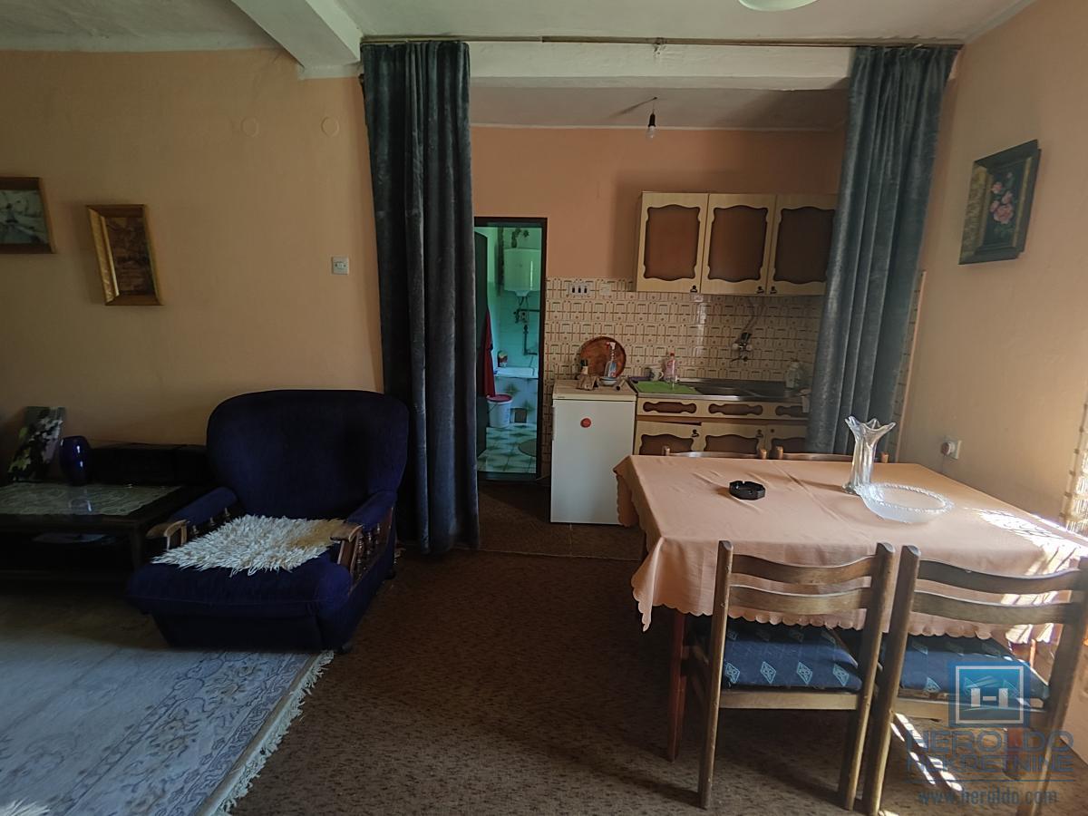 Prelepa parcela od 70 ari sa objektom u selu Lovci 13