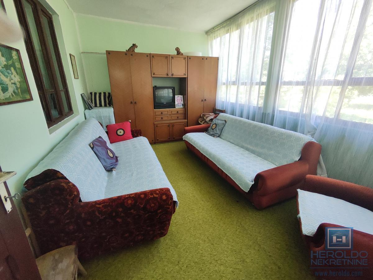 Prelepa parcela od 70 ari sa objektom u selu Lovci 14