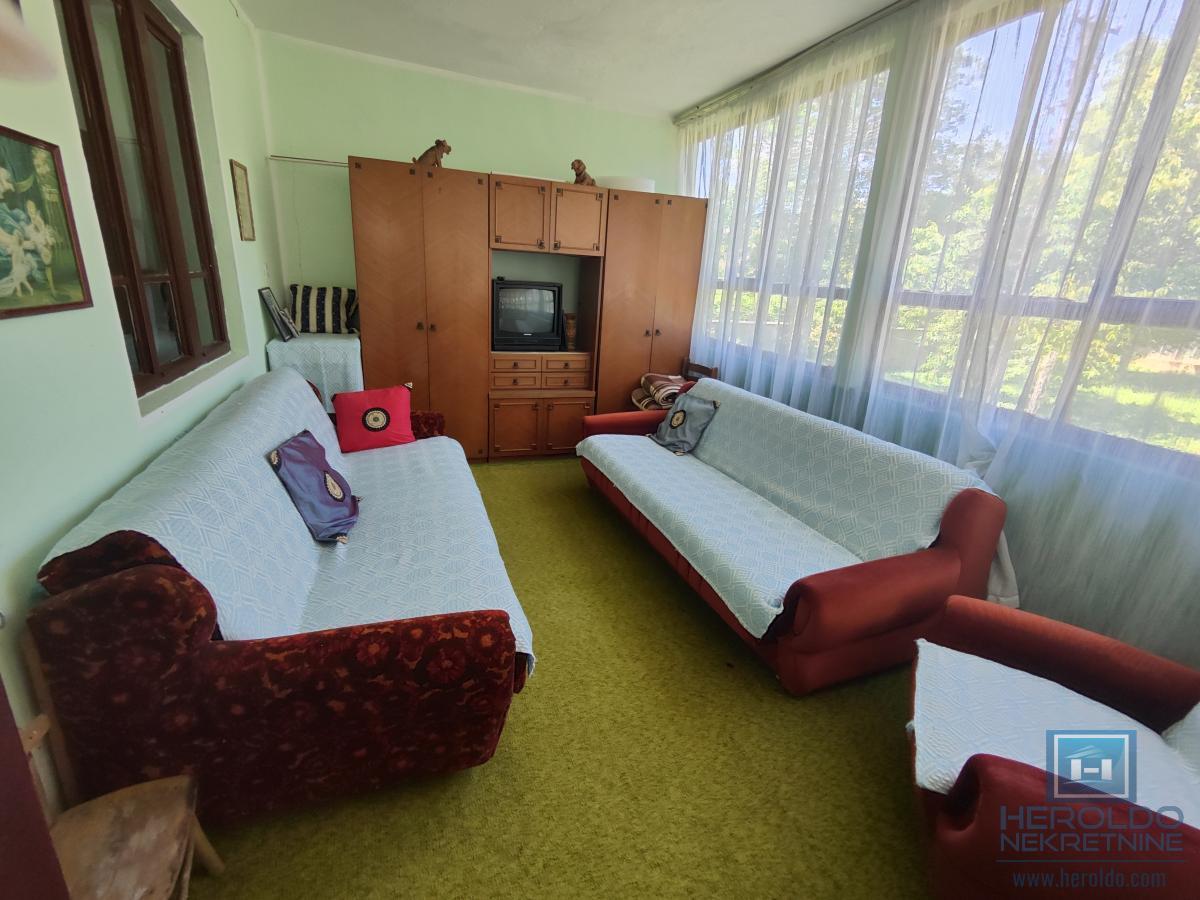 Prelepa parcela od 70 ari sa objektom u selu Lovci 15