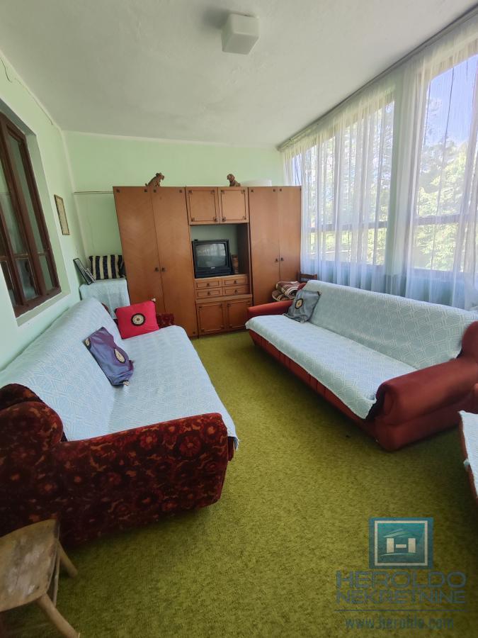 Prelepa parcela od 70 ari sa objektom u selu Lovci 16