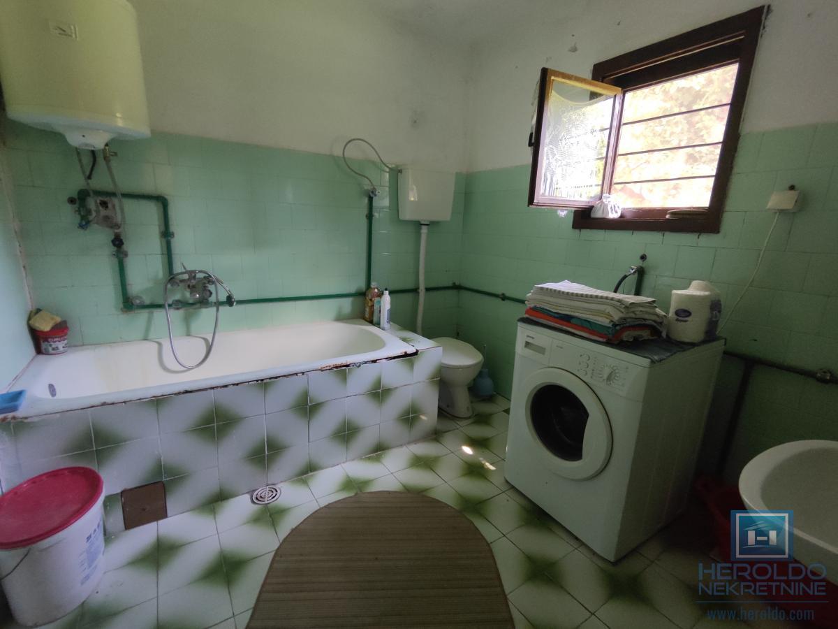 Prelepa parcela od 70 ari sa objektom u selu Lovci 17