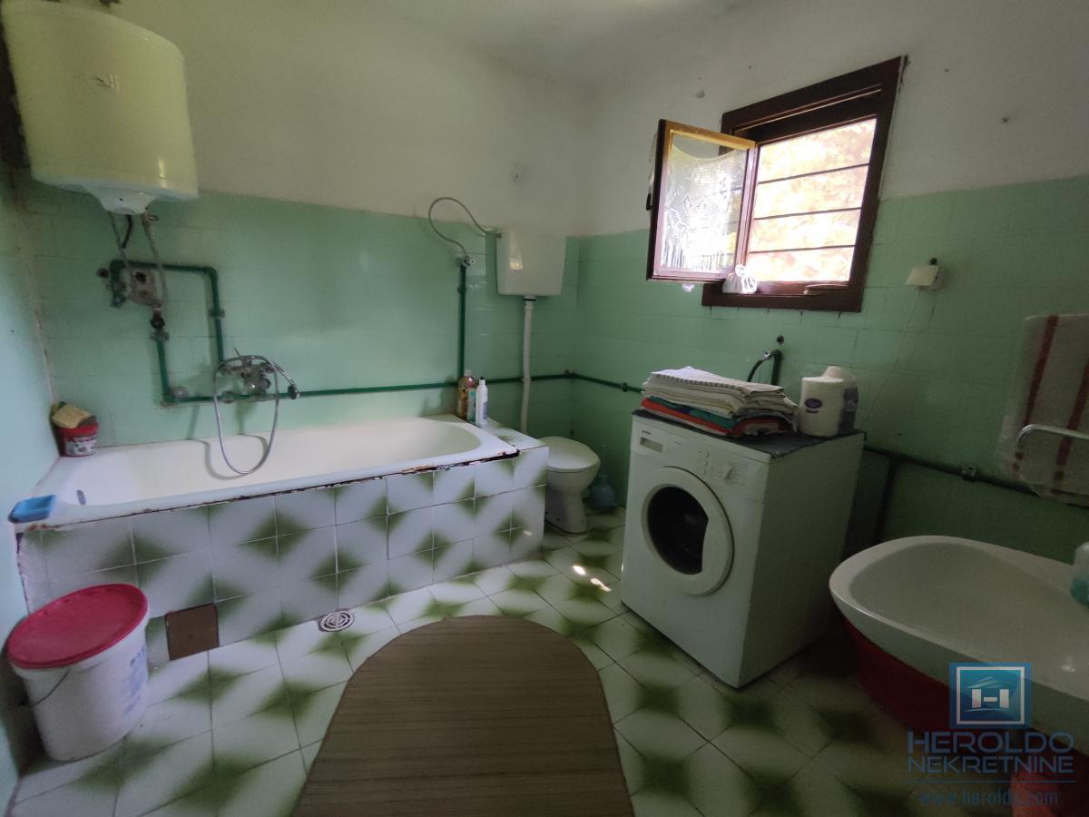 Prelepa parcela od 70 ari sa objektom u selu Lovci 18