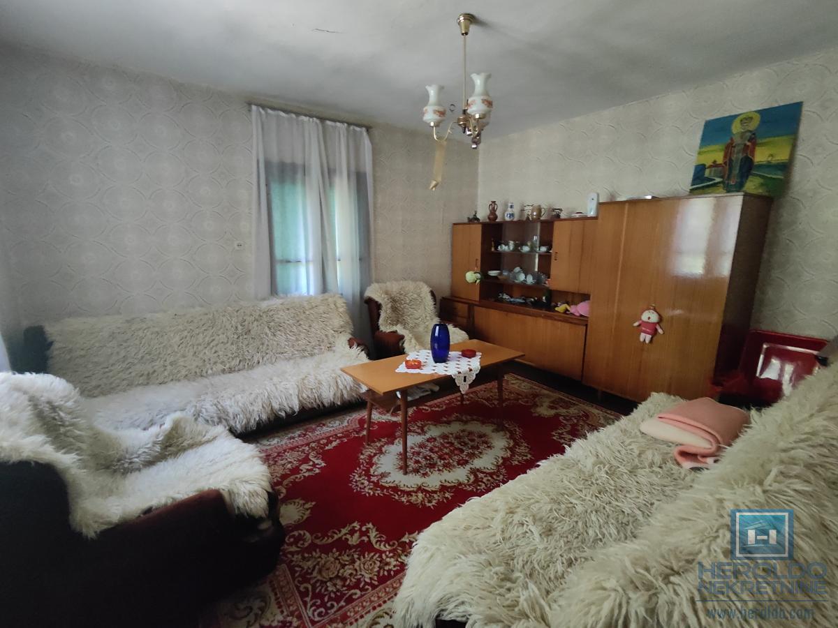 Prelepa parcela od 70 ari sa objektom u selu Lovci 19