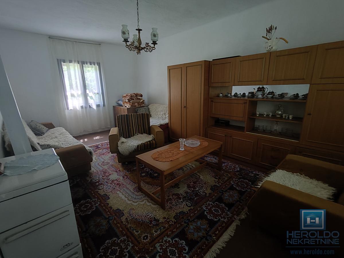 Prelepa parcela od 70 ari sa objektom u selu Lovci 20