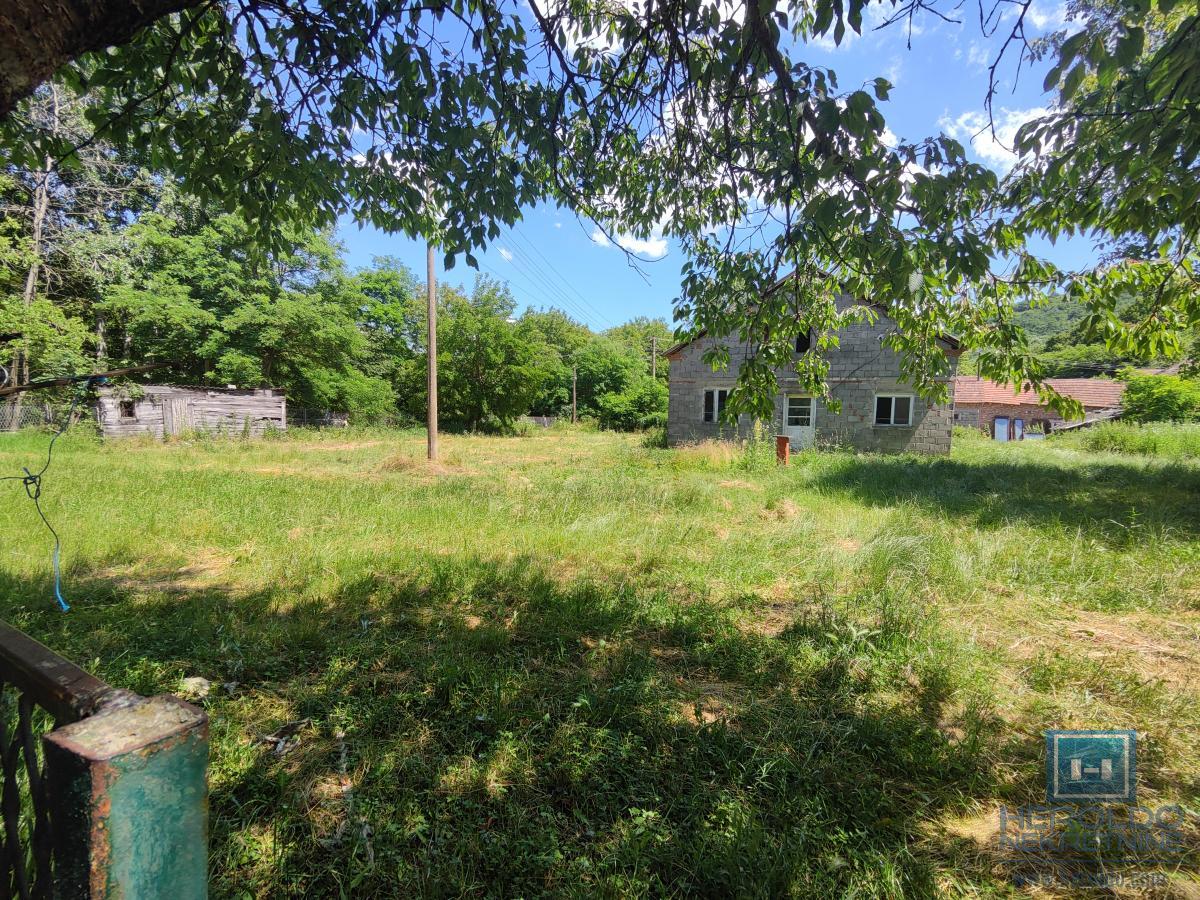 Prelepa parcela od 70 ari sa objektom u selu Lovci 32