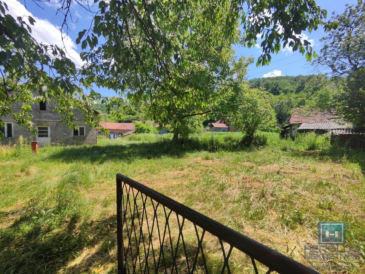 Prelepa parcela od 70 ari sa objektom u selu Lovci 33