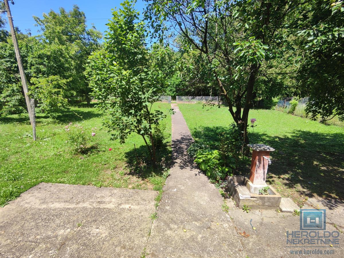 Prelepa parcela od 70 ari sa objektom u selu Lovci 34