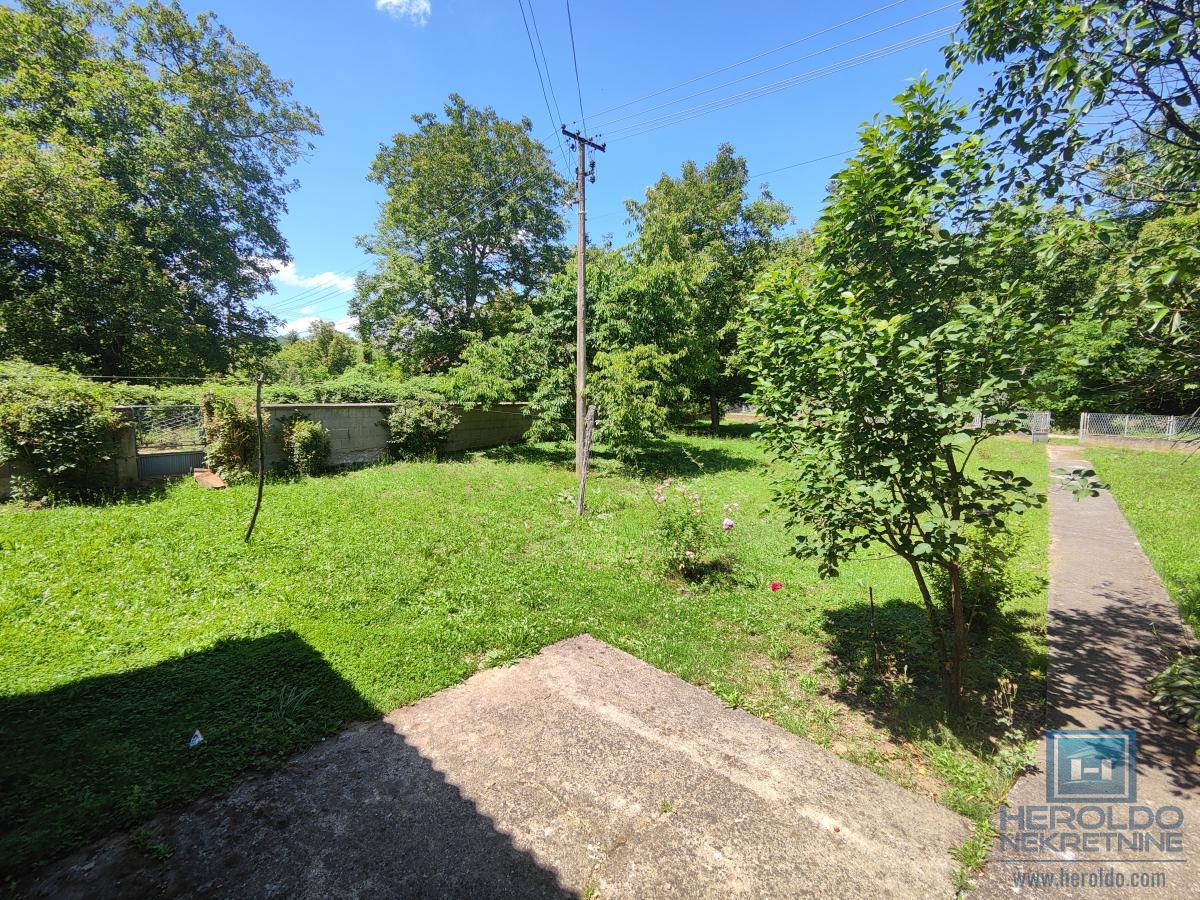 Prelepa parcela od 70 ari sa objektom u selu Lovci 35