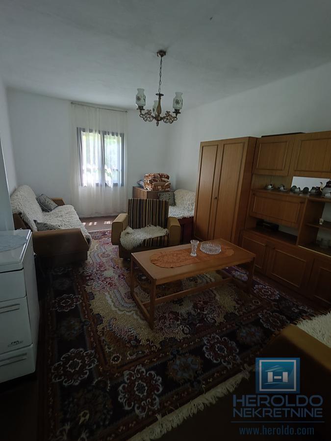 Prelepa parcela od 70 ari sa objektom u selu Lovci 37