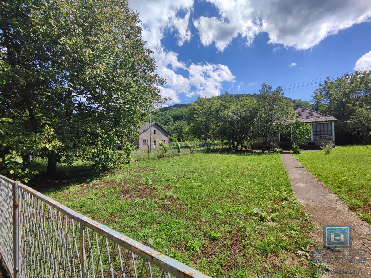 Prelepa parcela od 70 ari sa objektom u selu Lovci 40