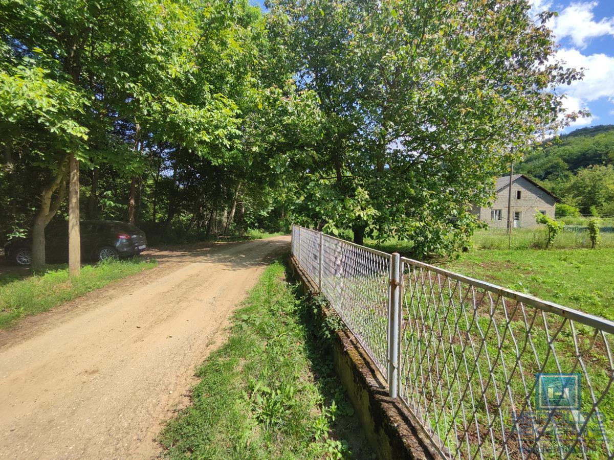 Prelepa parcela od 70 ari sa objektom u selu Lovci 41