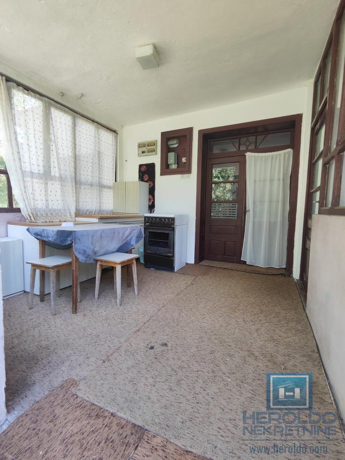 Prelepa parcela od 70 ari sa objektom u selu Lovci 25