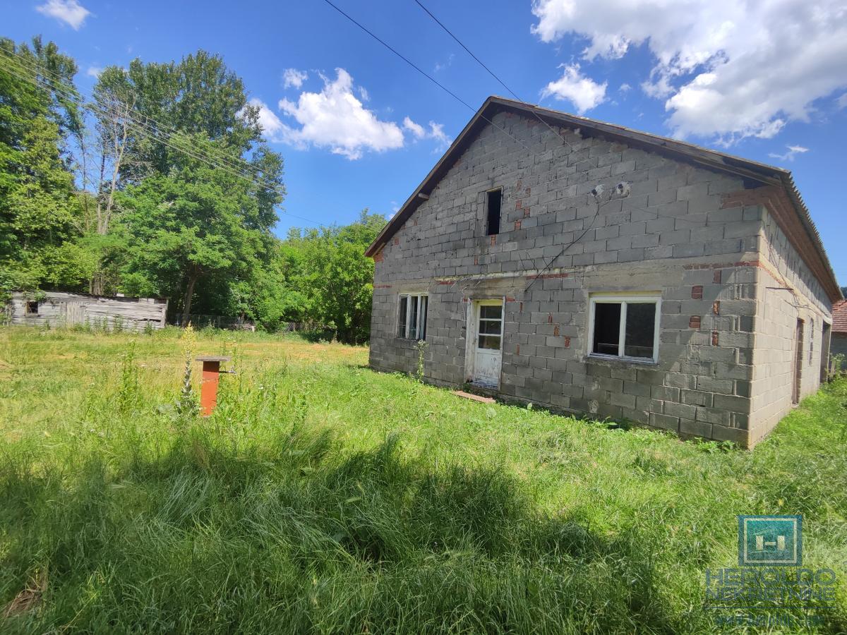 Prelepa parcela od 70 ari sa objektom u selu Lovci 26