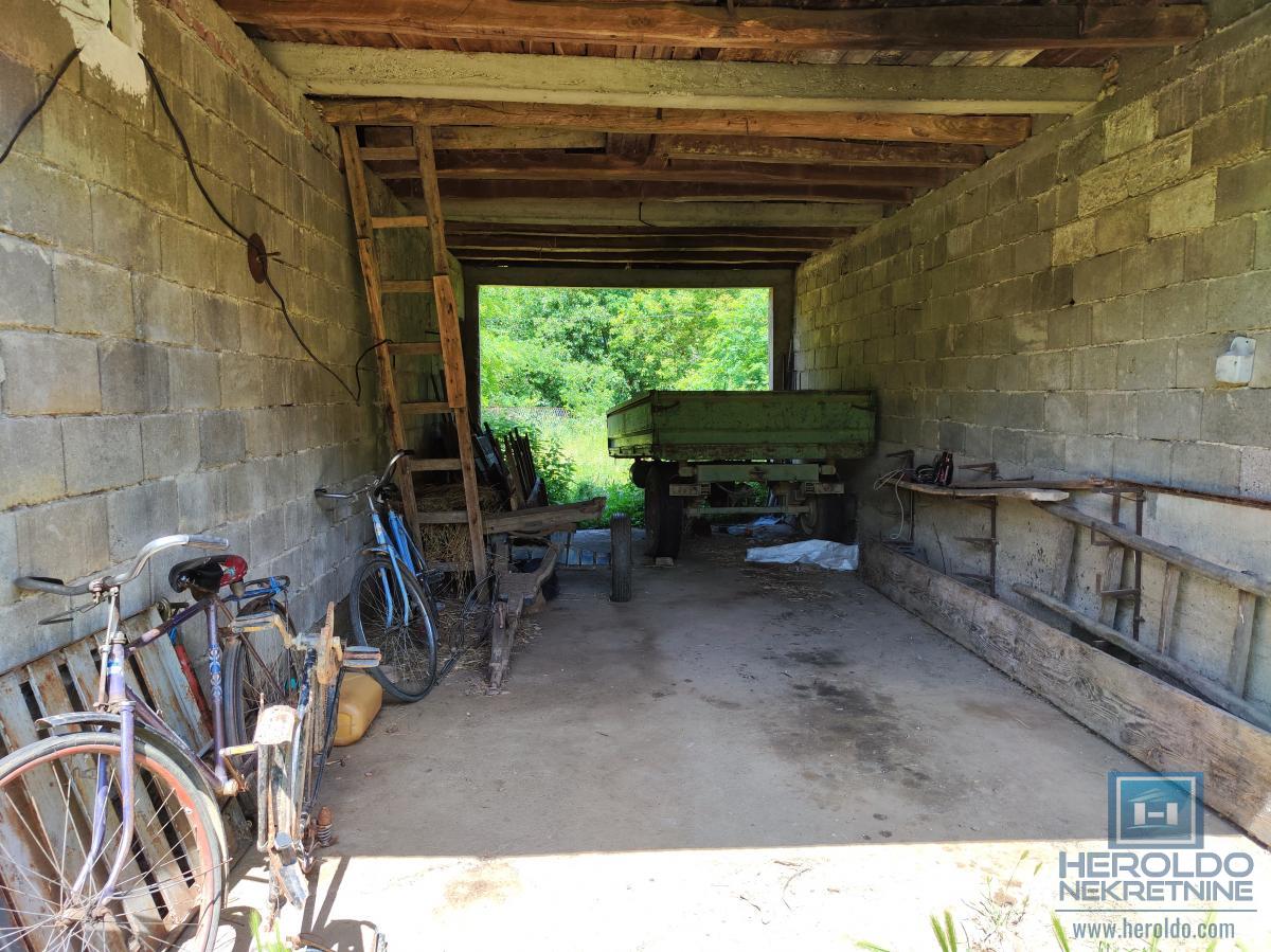 Prelepa parcela od 70 ari sa objektom u selu Lovci 28
