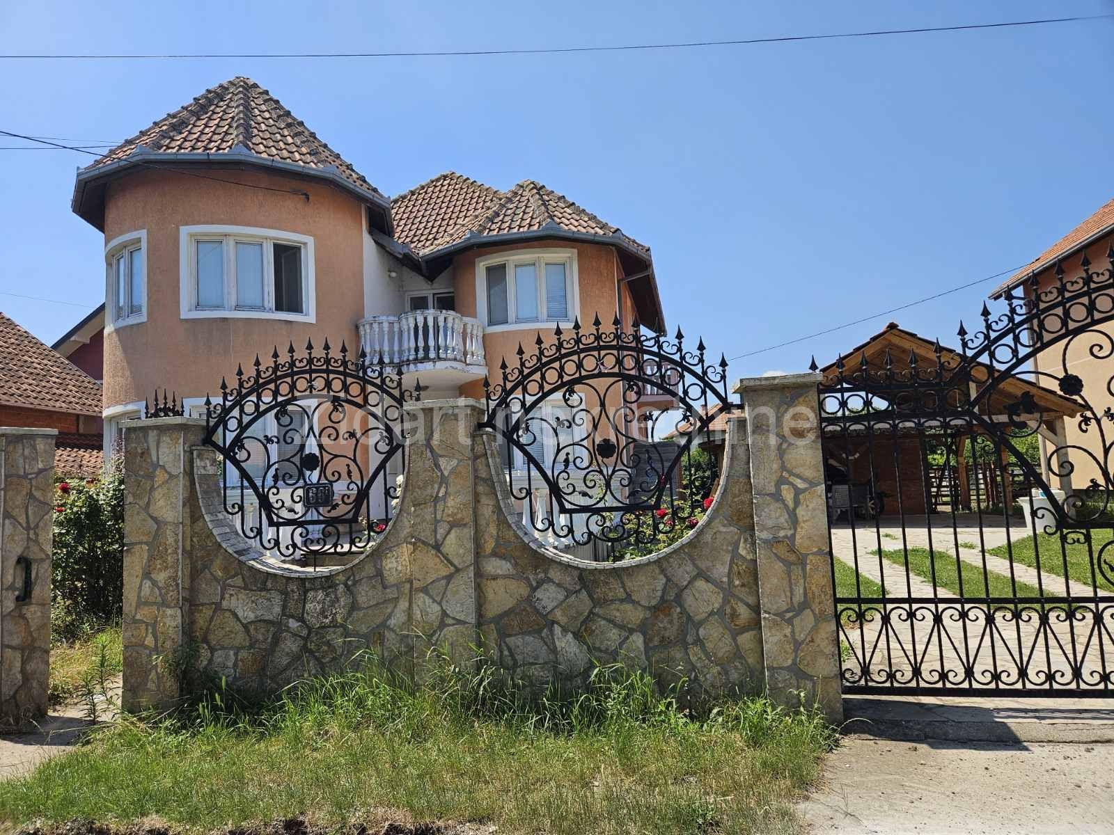 Batajnica, prodaja porodične kuće  1