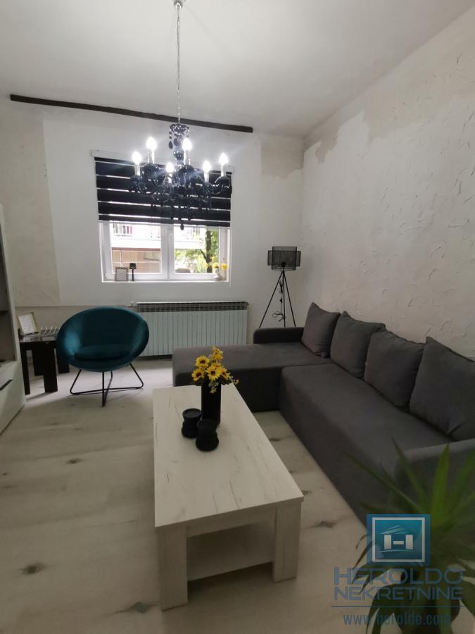 Stan u strogom centru Resavice 1