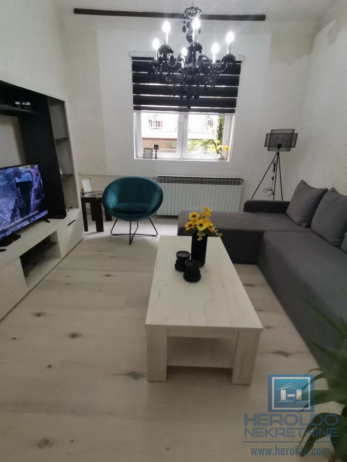 Stan u strogom centru Resavice 3
