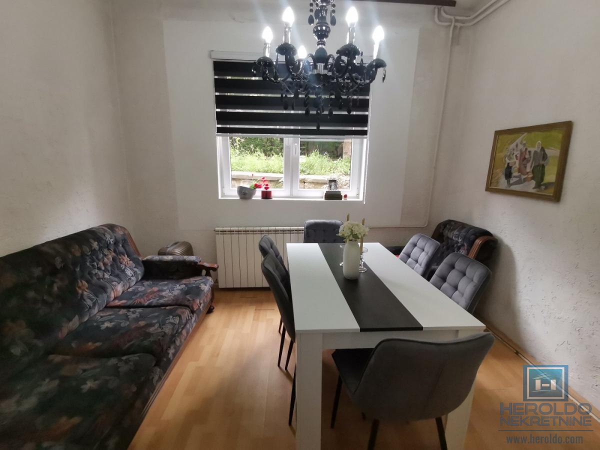 Stan u strogom centru Resavice 5