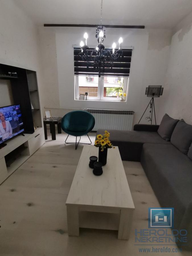 Stan u strogom centru Resavice 6