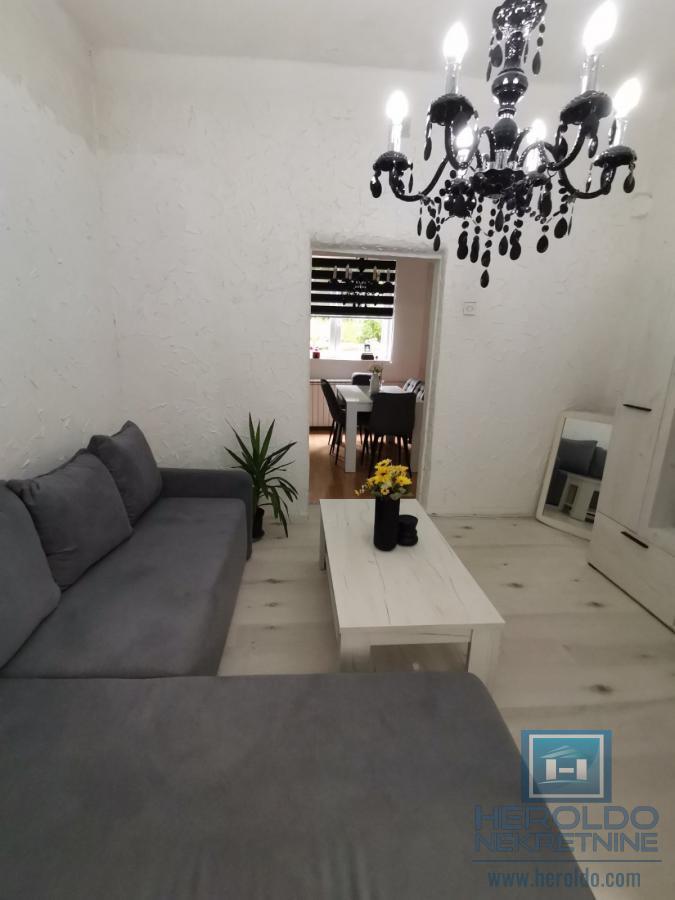 Stan u strogom centru Resavice 9