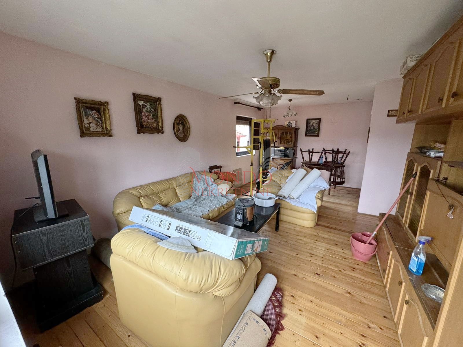 Na prodaju kuca sa poslovnim objektom u Donjem Komrenu na glavnom putu 6