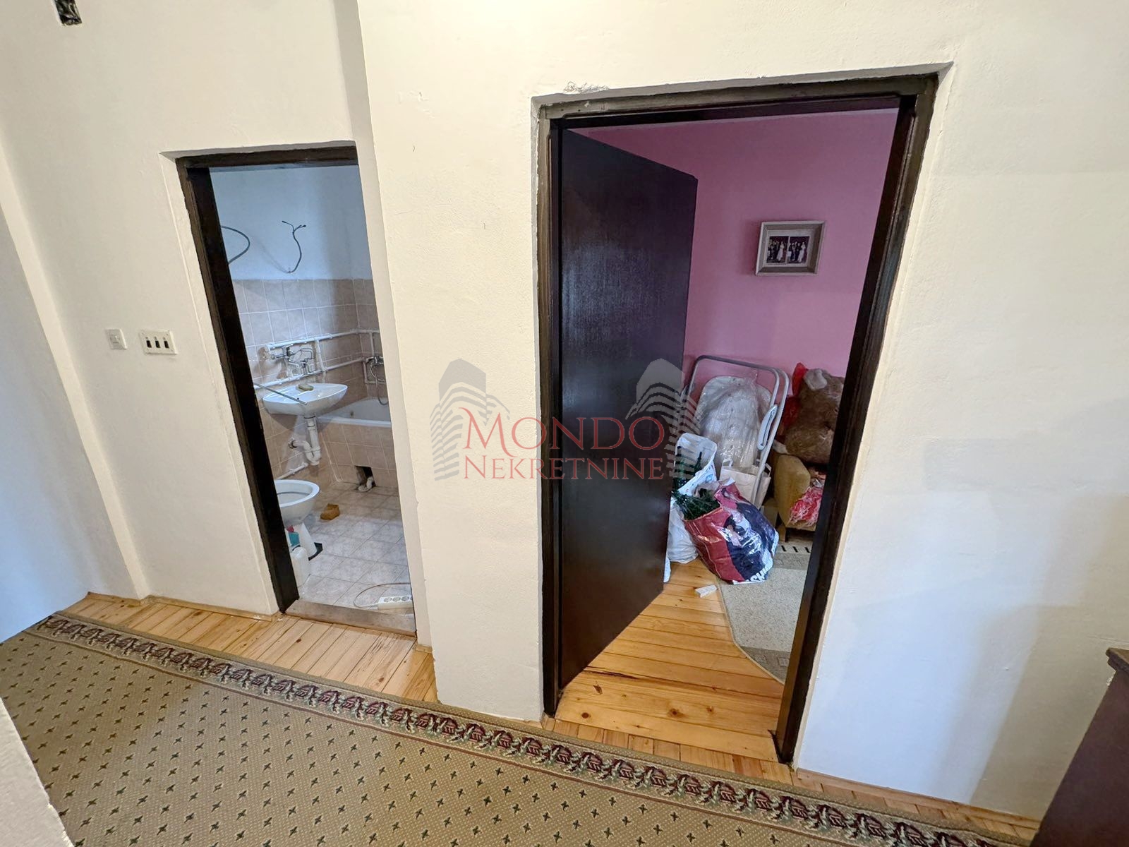 Na prodaju kuca sa poslovnim objektom u Donjem Komrenu na glavnom putu 12