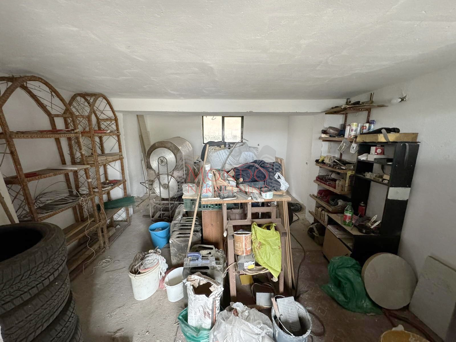 Na prodaju kuca sa poslovnim objektom u Donjem Komrenu na glavnom putu 16