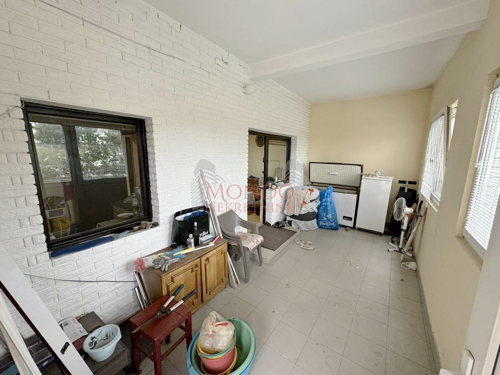 Na prodaju kuca sa poslovnim objektom u Donjem Komrenu na glavnom putu 14