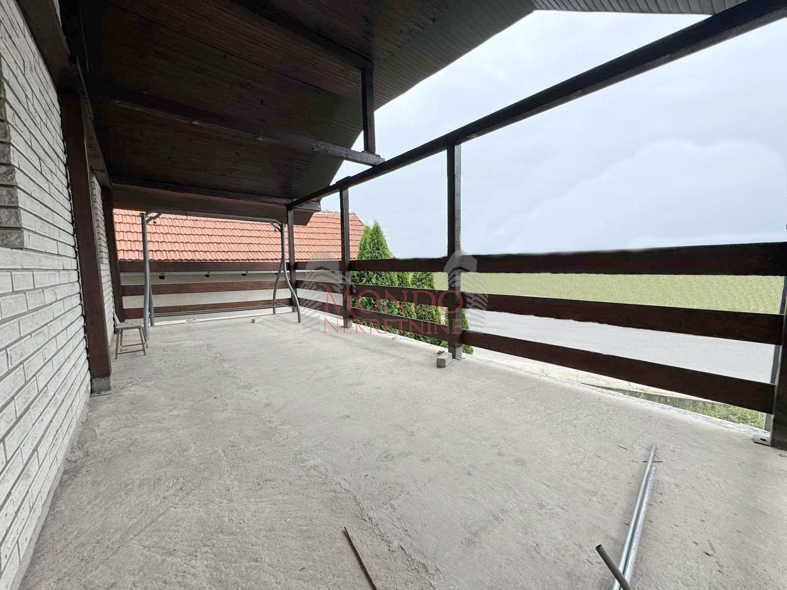 Na prodaju kuca sa poslovnim objektom u Donjem Komrenu na glavnom putu 4