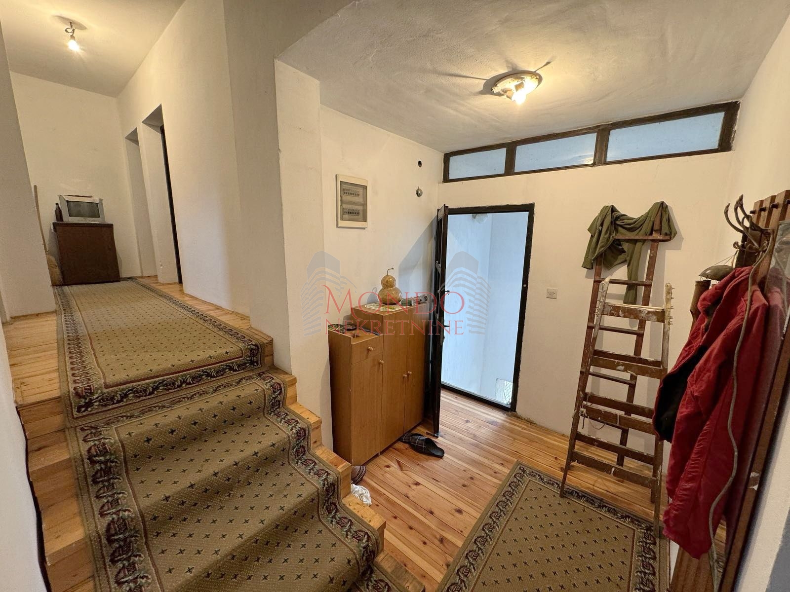 Na prodaju kuca sa poslovnim objektom u Donjem Komrenu na glavnom putu 8