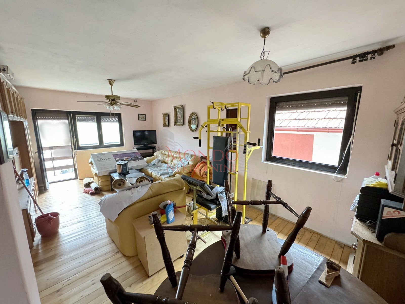 Na prodaju kuca sa poslovnim objektom u Donjem Komrenu na glavnom putu 5